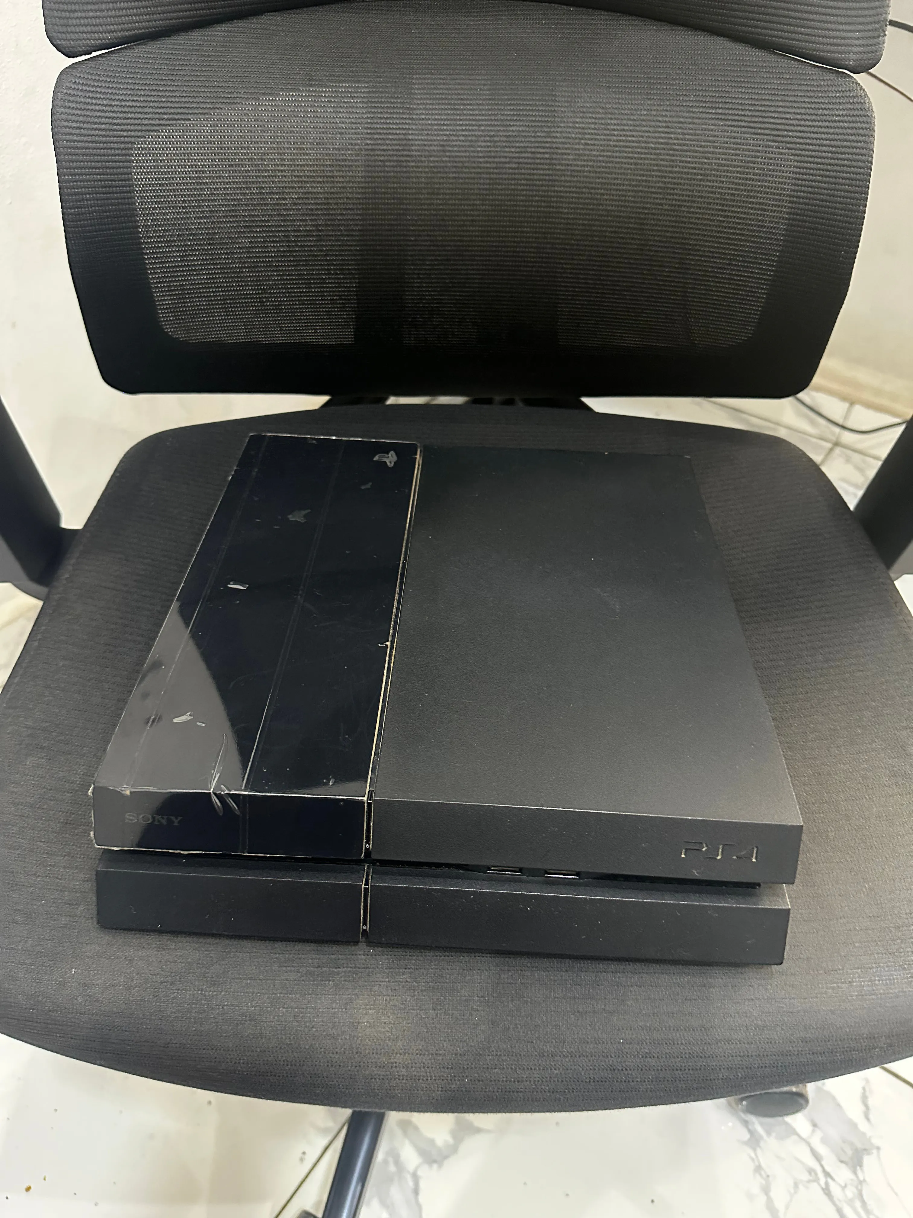 PS4 Console Bundle with 3 Controllers, FIFA 22 & Mortal Kombat 11